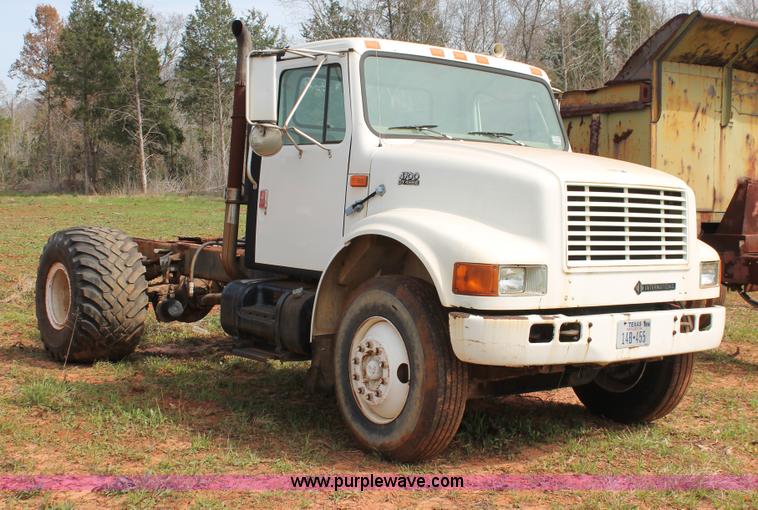 image for item H5727 1999 International 4700 truck cab and chassis