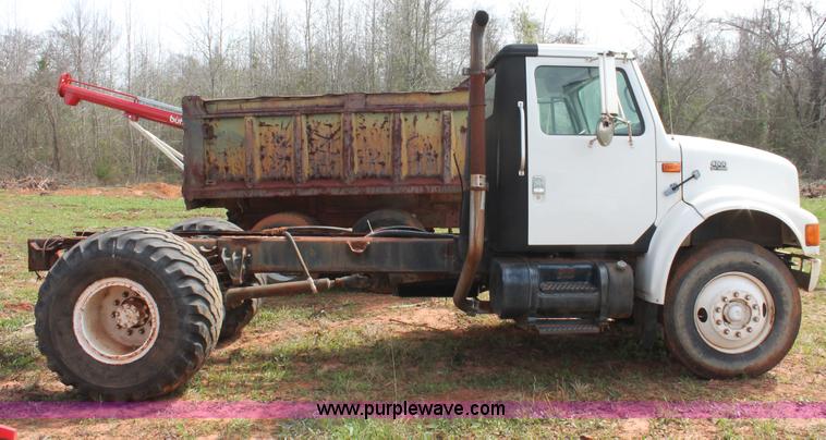 image for item H5727 1999 International 4700 truck cab and chassis