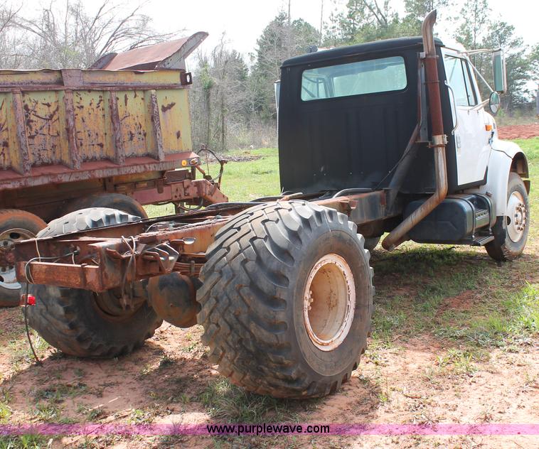 image for item H5727 1999 International 4700 truck cab and chassis