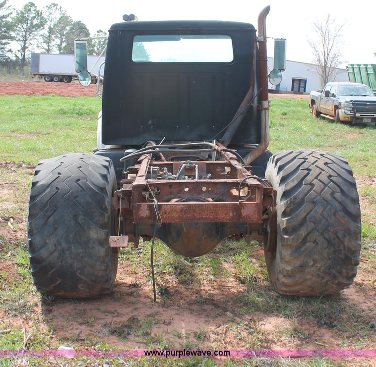 image for item H5727 1999 International 4700 truck cab and chassis