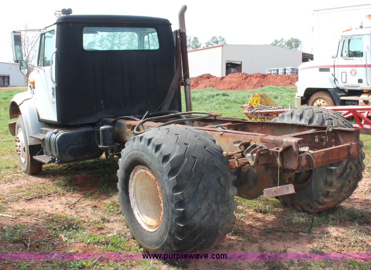 image for item H5727 1999 International 4700 truck cab and chassis