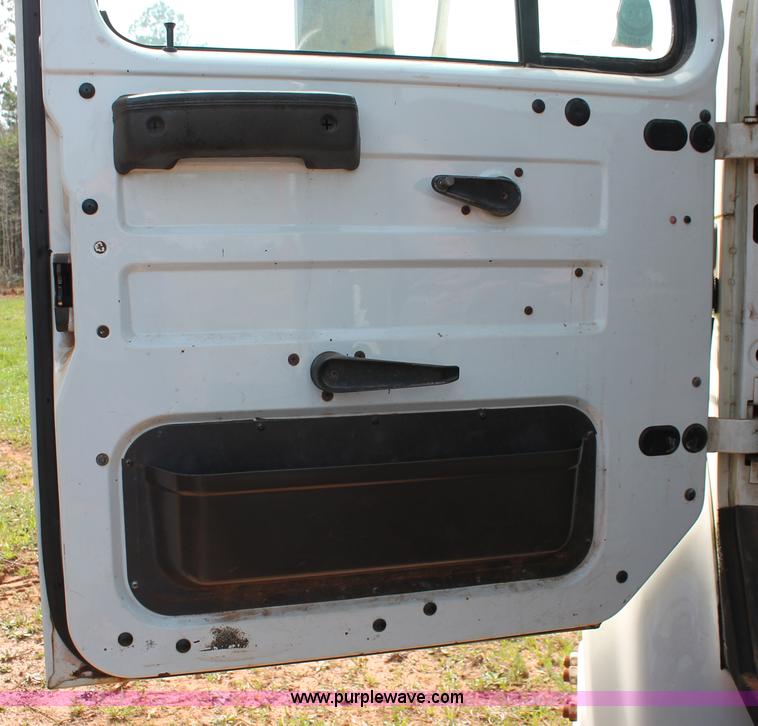 image for item H5727 1999 International 4700 truck cab and chassis