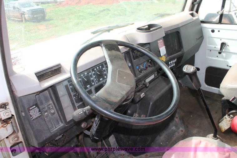 image for item H5727 1999 International 4700 truck cab and chassis