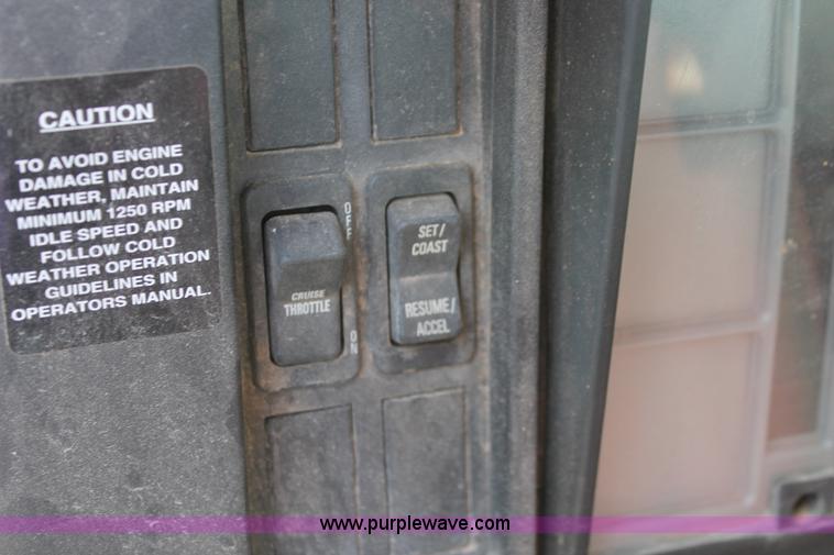 image for item H5727 1999 International 4700 truck cab and chassis