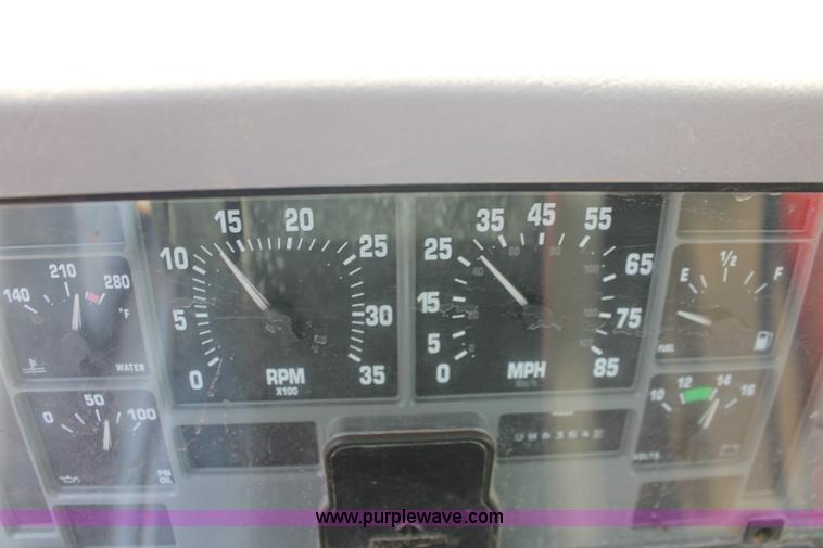 image for item H5727 1999 International 4700 truck cab and chassis