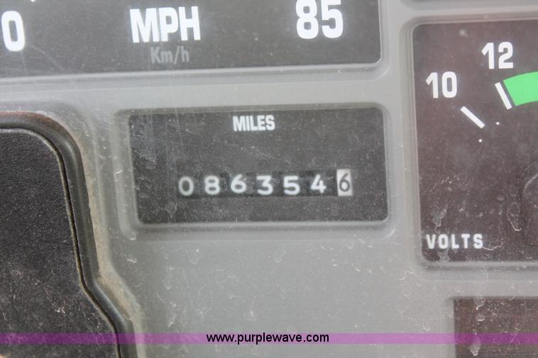 image for item H5727 1999 International 4700 truck cab and chassis