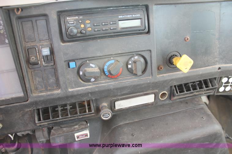 image for item H5727 1999 International 4700 truck cab and chassis