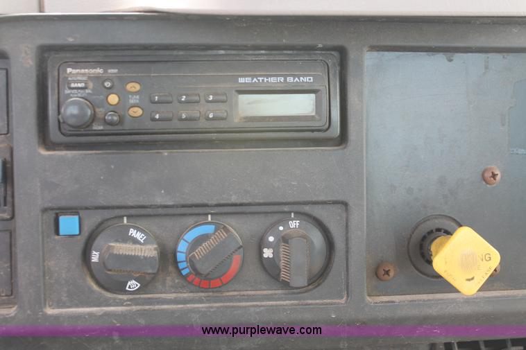 image for item H5727 1999 International 4700 truck cab and chassis