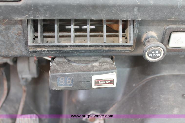 image for item H5727 1999 International 4700 truck cab and chassis