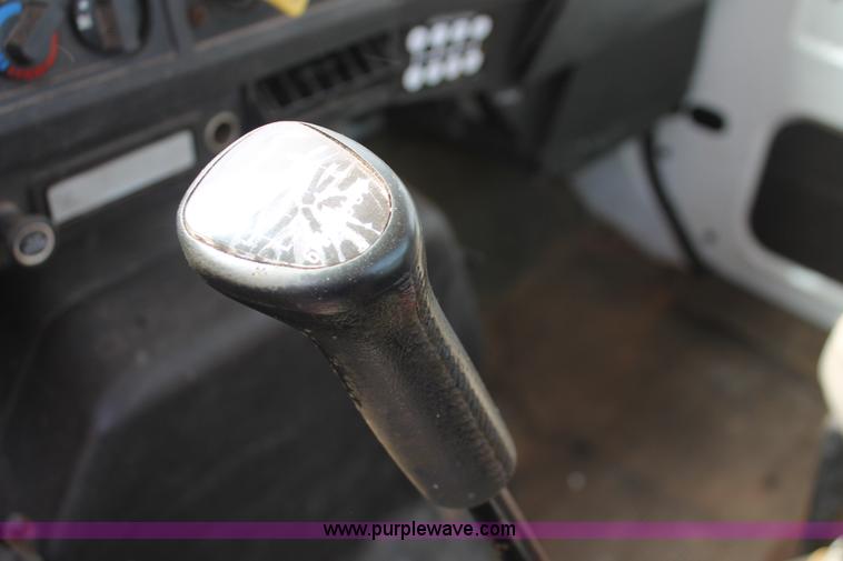 image for item H5727 1999 International 4700 truck cab and chassis