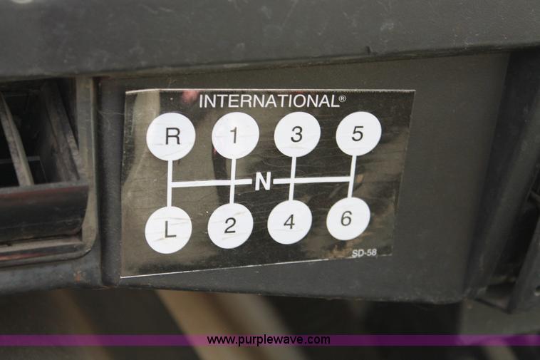 image for item H5727 1999 International 4700 truck cab and chassis