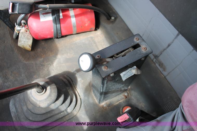 image for item H5727 1999 International 4700 truck cab and chassis