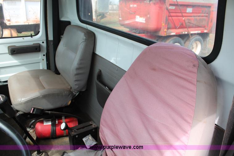 image for item H5727 1999 International 4700 truck cab and chassis