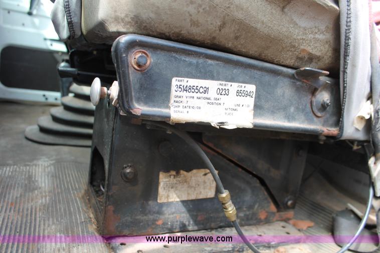 image for item H5727 1999 International 4700 truck cab and chassis