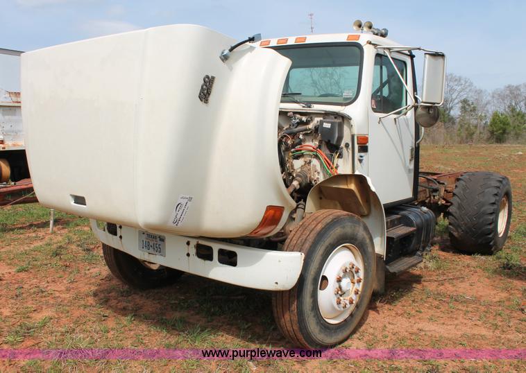 image for item H5727 1999 International 4700 truck cab and chassis