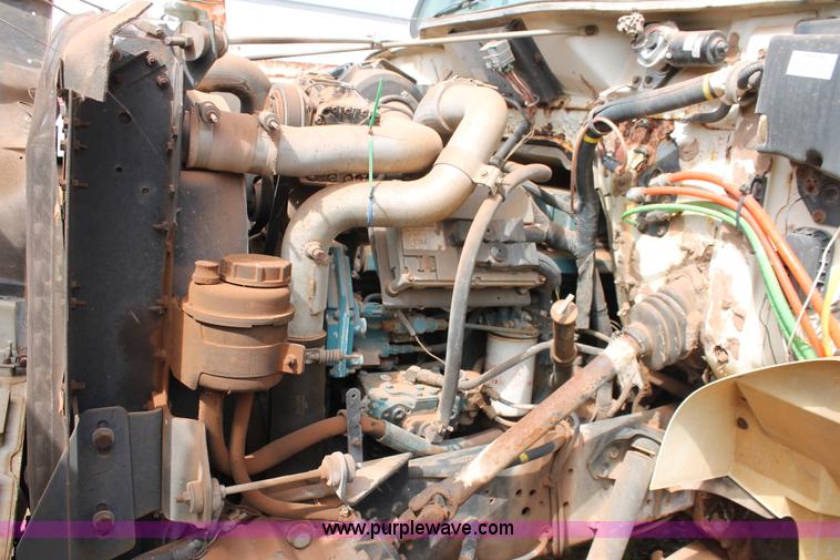 image for item H5727 1999 International 4700 truck cab and chassis