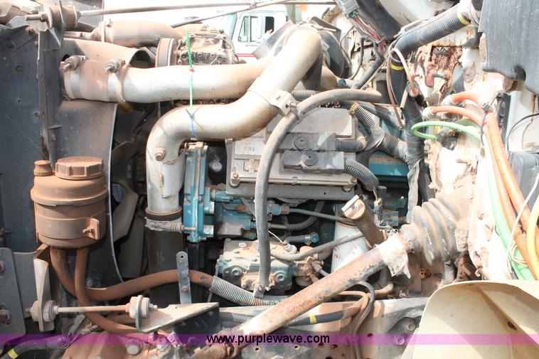 image for item H5727 1999 International 4700 truck cab and chassis