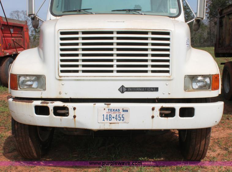 image for item H5727 1999 International 4700 truck cab and chassis