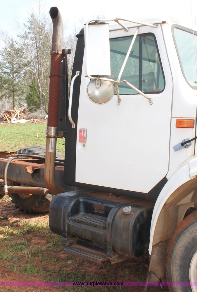 image for item H5727 1999 International 4700 truck cab and chassis