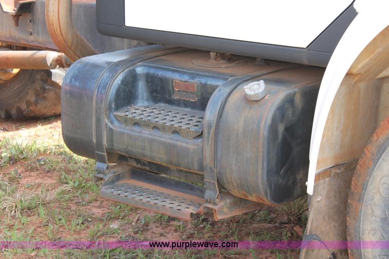 image for item H5727 1999 International 4700 truck cab and chassis