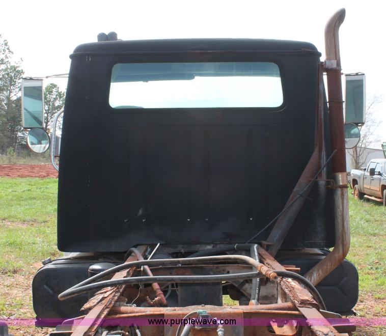 image for item H5727 1999 International 4700 truck cab and chassis