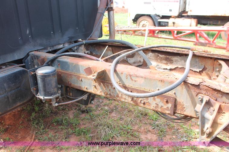 image for item H5727 1999 International 4700 truck cab and chassis