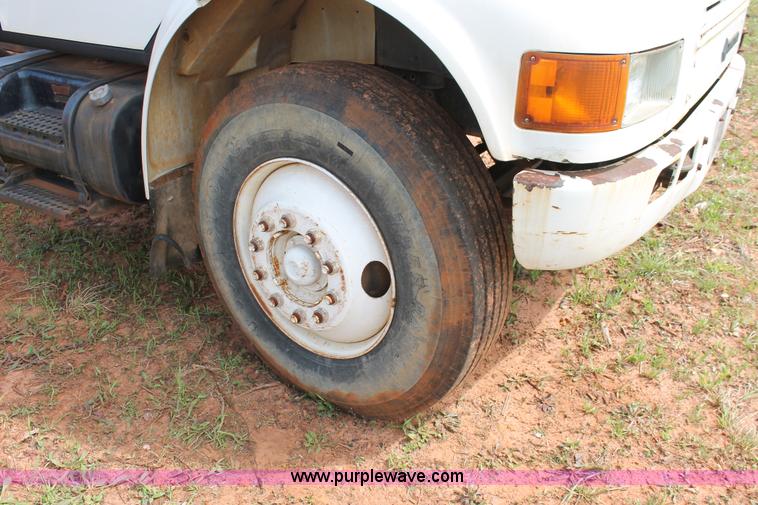 image for item H5727 1999 International 4700 truck cab and chassis