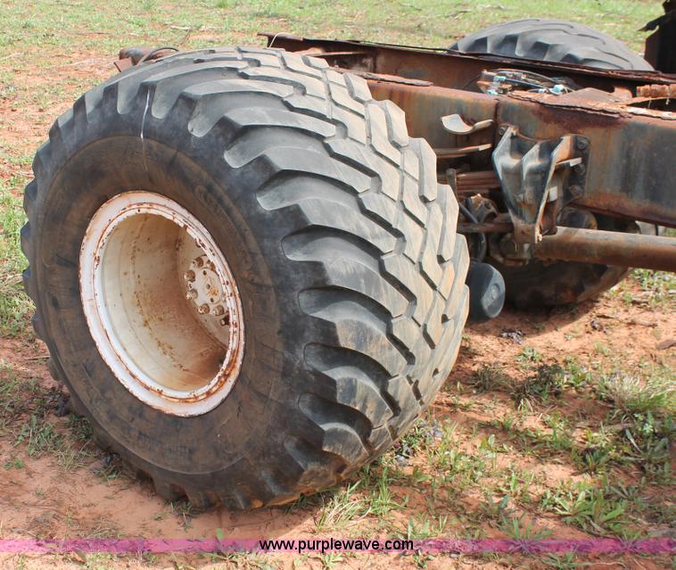 image for item H5727 1999 International 4700 truck cab and chassis