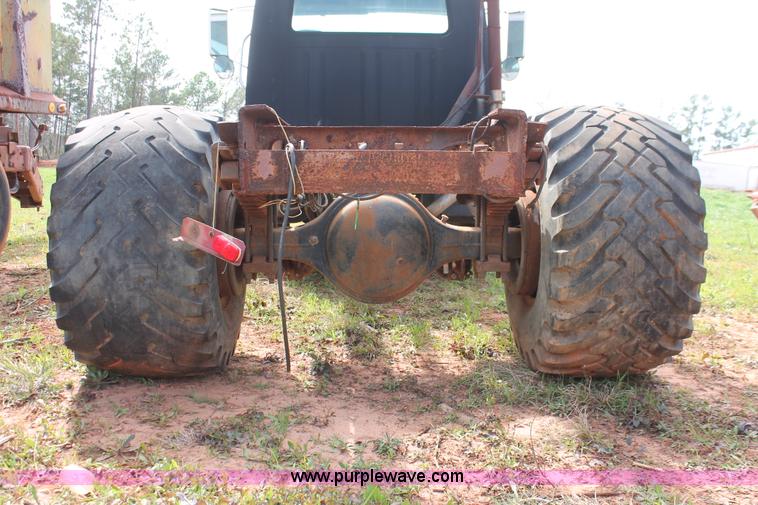 image for item H5727 1999 International 4700 truck cab and chassis