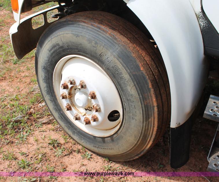 image for item H5727 1999 International 4700 truck cab and chassis