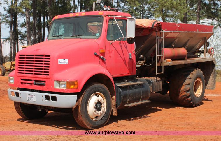 image for item H5739 1998 International 8100 spreader truck