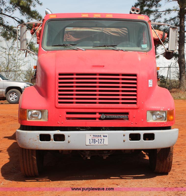 image for item H5739 1998 International 8100 spreader truck