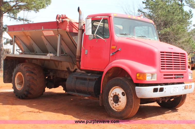 image for item H5739 1998 International 8100 spreader truck