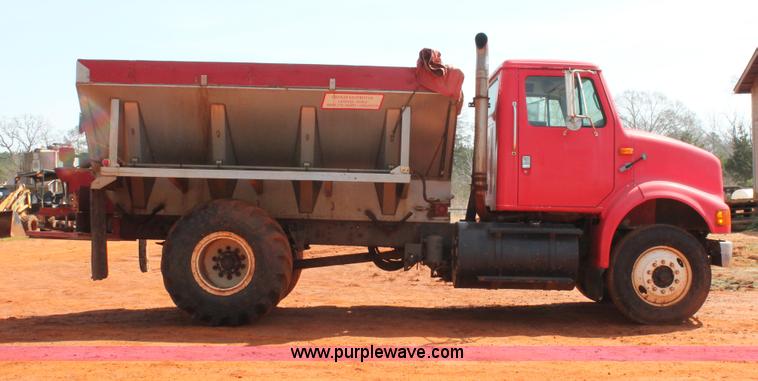image for item H5739 1998 International 8100 spreader truck