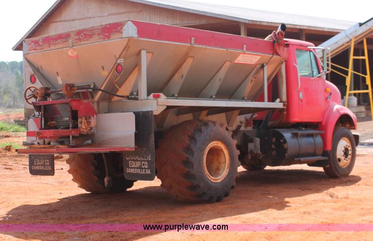 image for item H5739 1998 International 8100 spreader truck