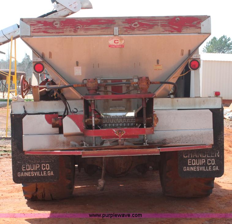 image for item H5739 1998 International 8100 spreader truck