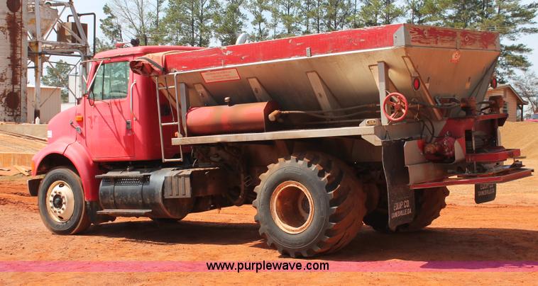 image for item H5739 1998 International 8100 spreader truck