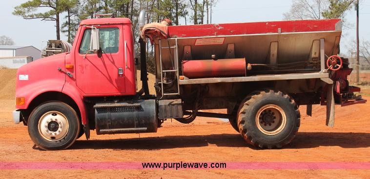 image for item H5739 1998 International 8100 spreader truck