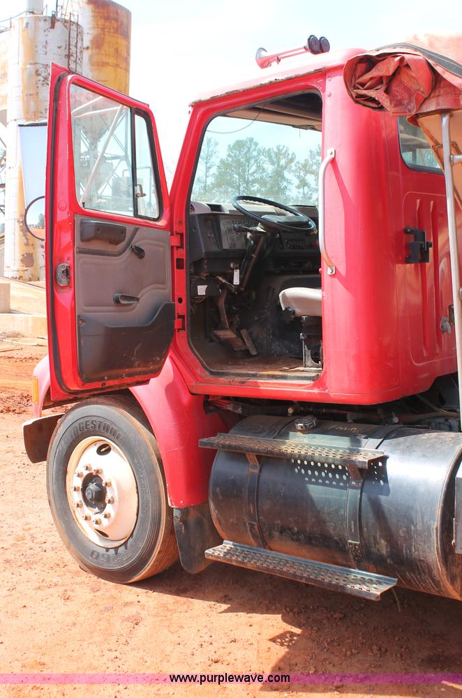 image for item H5739 1998 International 8100 spreader truck