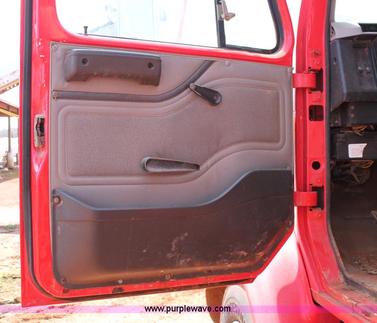 image for item H5739 1998 International 8100 spreader truck