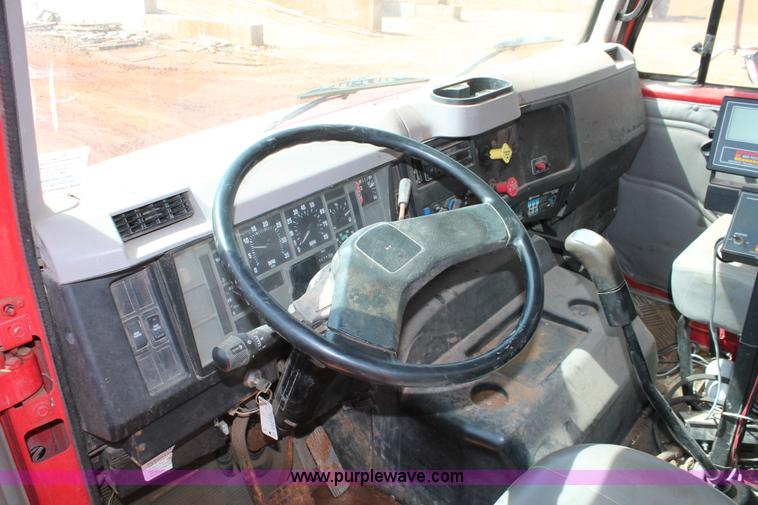 image for item H5739 1998 International 8100 spreader truck