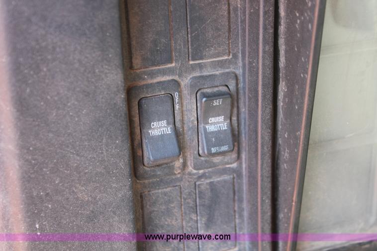 image for item H5739 1998 International 8100 spreader truck