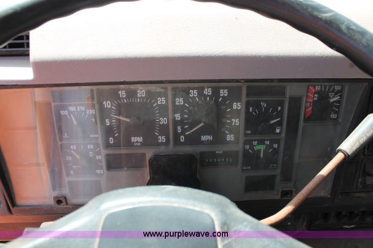 image for item H5739 1998 International 8100 spreader truck