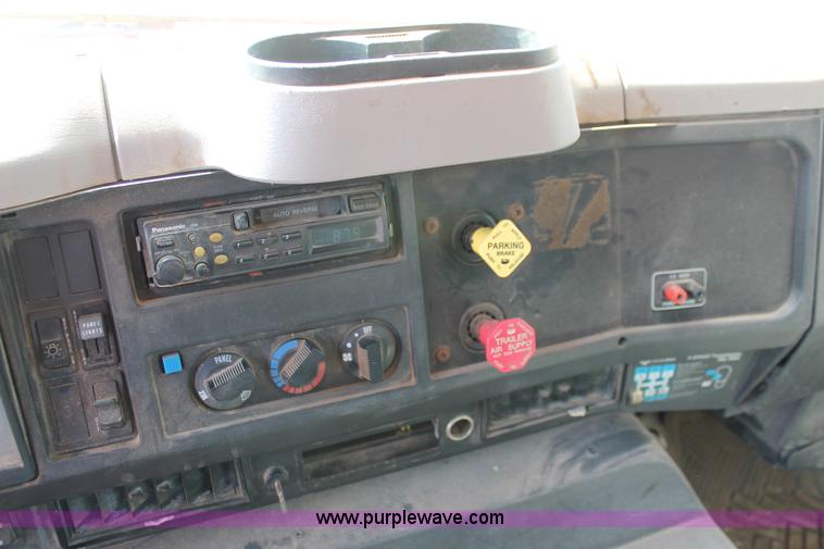 image for item H5739 1998 International 8100 spreader truck