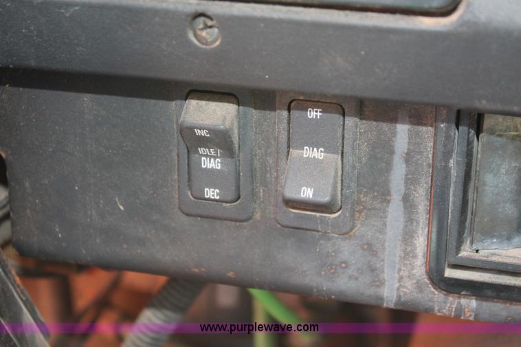 image for item H5739 1998 International 8100 spreader truck