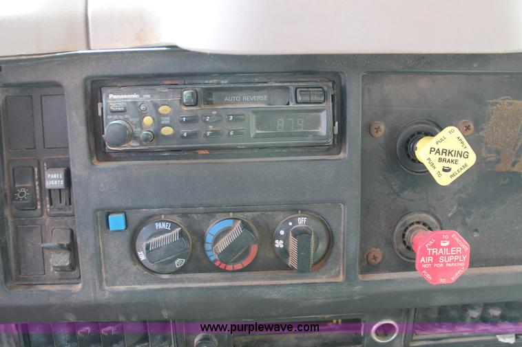 image for item H5739 1998 International 8100 spreader truck