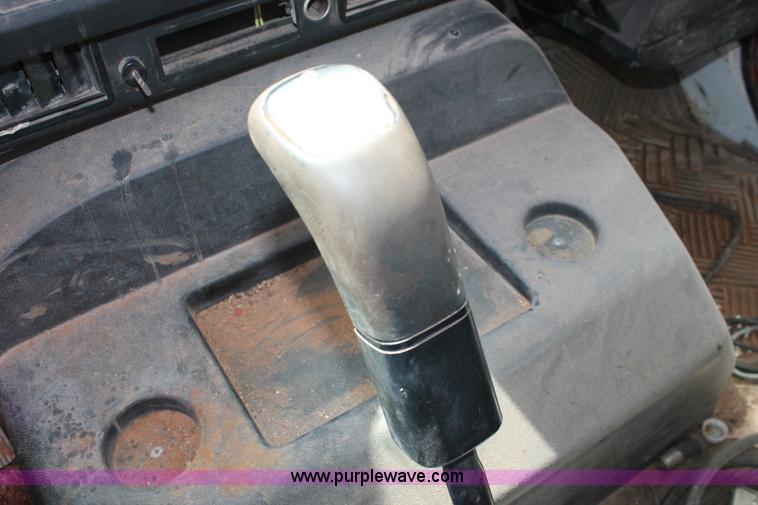 image for item H5739 1998 International 8100 spreader truck