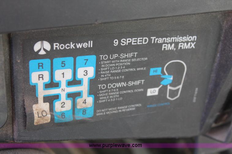 image for item H5739 1998 International 8100 spreader truck