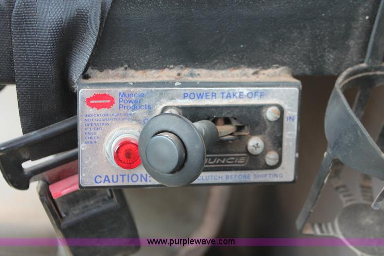 image for item H5739 1998 International 8100 spreader truck