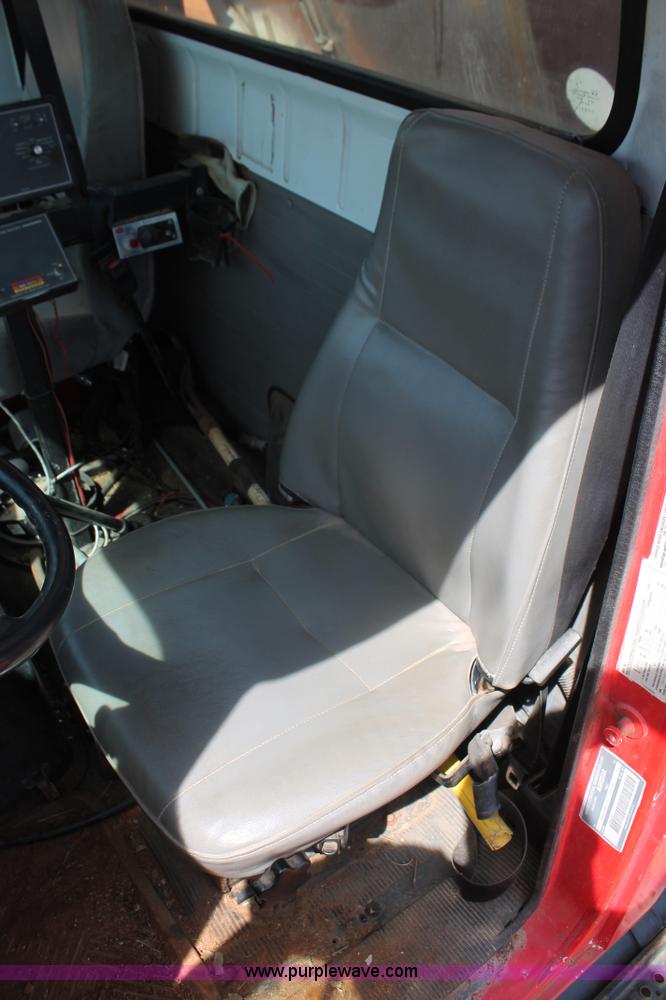 image for item H5739 1998 International 8100 spreader truck